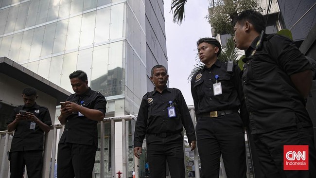 Sejumlah karyawan Badan Gizi Nasional (BGN) terlihat menunggu di luar area kantor saat jam kerja berlangsung. Para pegawai yang telah tiba di lokasi diminta turun dan menunggu di luar gedung sambil menantikan arahan lebih lanjut.Menurut informasi yan