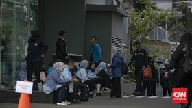 Sejumlah karyawan Badan Gizi Nasional (BGN) terlihat menunggu di luar area kantor saat jam kerja berlangsung. Para pegawai yang telah tiba di lokasi diminta turun dan menunggu di luar gedung sambil menantikan arahan lebih lanjut.Menurut informasi yan