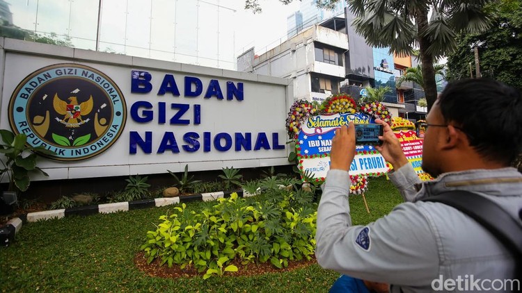 Suasana kantor Badan Gizi Nasional &lpar;BGN&rpar; tampak dijaga ketat saat Kejaksaan Agung melakukan penggeledahan pada Rabu &lpar;3&sol;6&sol;2026&rpar;&period; Penggeledahan tersebut dilakukan oleh penyidik Jaksa Agung Muda Bidang Tindak Pidana Khusus &lpar;Jampidsus&rpar; terkait penyidikan dugaan tindak pidana yang masih didalami&period;