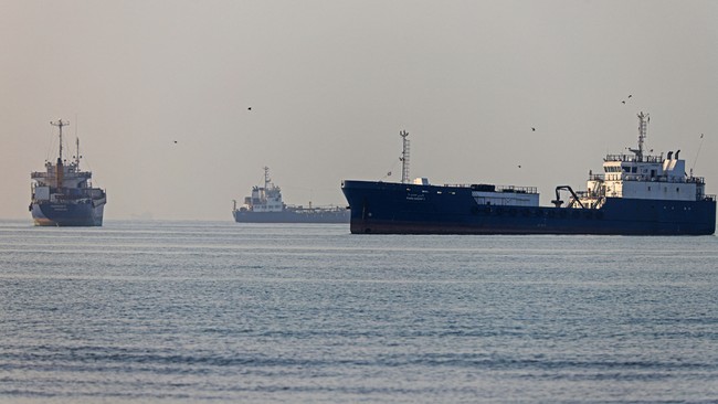 Korps Garda Revolusi Iran (IRGC) mengumumkan telah mengizinkan 24 kapal kargo dan tanker keluar melewati Selat Hormuz sejak Senin (1/6).