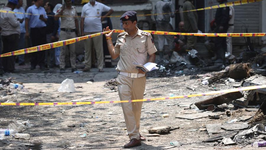 Kebakaran besar nan melanda sebuah hotel di New Delhi, India, pada Rabu (3/6/2026). (REUTERS/Adnan Abidi)