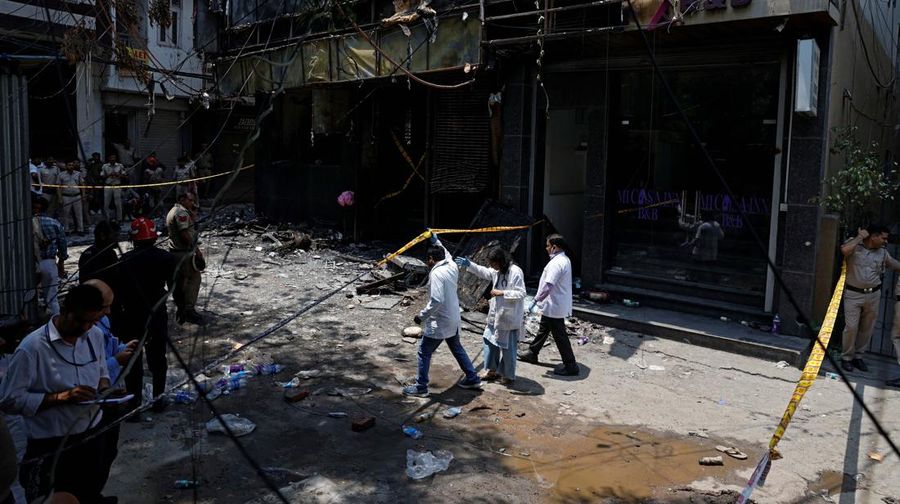 Kebakaran besar nan melanda sebuah hotel di New Delhi, India, pada Rabu (3/6/2026). (REUTERS/Adnan Abidi)