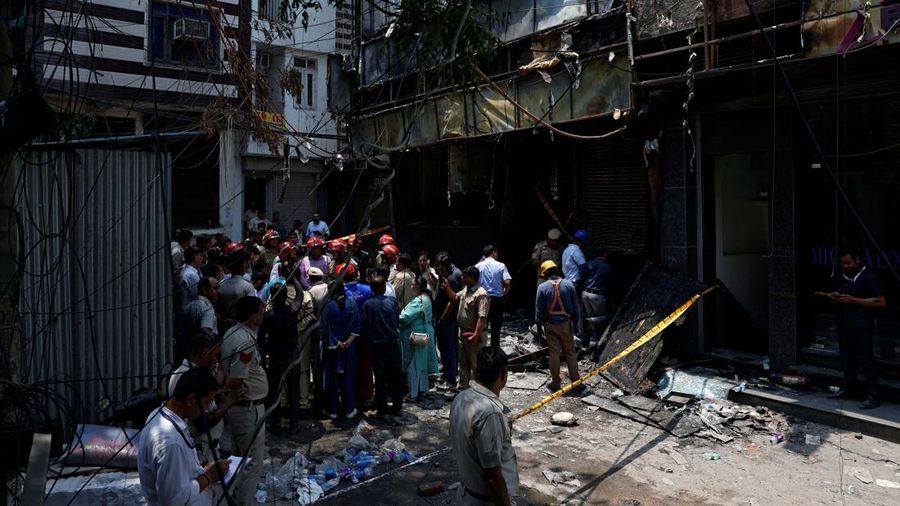 Kebakaran besar nan melanda sebuah hotel di New Delhi, India, pada Rabu (3/6/2026). (REUTERS/Adnan Abidi)