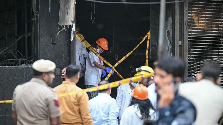 Kebakaran besar nan melanda sebuah hotel di New Delhi, India, pada Rabu (3/6/2026). (AFP/ARUN SANKAR)