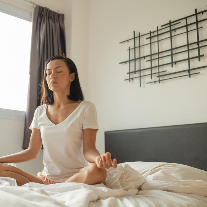 Kebiasaan pagi untuk mental lebih sehat bisa dimulai dengan meluangkan beberapa menit untuk meditasi ringan atau latihan mindfulness. Aktivitas sederhana ini membantu menenangkan pikiran, mengurangi stres, dan meningkatkan fokus sebelum memulai hari. Dengan melatih kesadaran penuh secara rutin, kondisi emosional juga cenderung menjadi lebih stabil saat menghadapi berbagai tuntutan sehari-hari.
