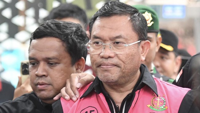 Tersangka dugaan tindak pidana korupsi tata kelola program Makan Bergizi Gratis (MBG) pada Badan Gizi Nasional (BGN) Sony Sonjaya (kanan) berjalan memasuki mobil tahanan di Kejaksaan Agung, Jakarta, Rabu (3/6/2026). Kejaksaan Agung menetapkan mantan 