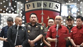 Plh Kapuspenkum Kejagung, Mochamad Jeffry (kedua kiri) mendampingi Direktur Penyidikan Jampidsus Kejagung Syarief Sulaeman Nahdi (ketiga kanan).