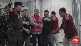 Kejaksaan Agung menahan mantan Wakil Kepala BGN Lodewyk Pusung di Gedung Bundar Kejaksaan Agung, Jakarta Selatan, Rabu (2/6/2026). (CNNI Indonesia/Adhi Wicaksono)