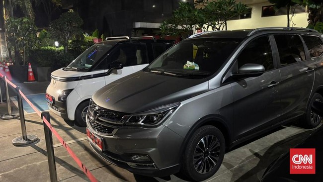 KPK mengamankan setidaknya 4 unit mobil, 9 motor, dan 7 sepeda terkait OTT Imigrasi Jakbar.