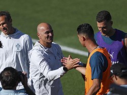 Portugals coach Roberto Martinez (2L) greets Portugals forward Cristiano Ronaldo (2R) during a training session ahead of the FIFA World Cup 2026 at Cidade do Futebol in Oeiras on June 1, 2026. (Photo by PATRICIA DE MELO MOREIRA / AFP)
