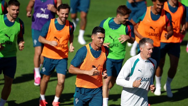 Soccer Football - FIFA World Cup 2026 - Portugal Training - Cidade do Futebol, Oeiras, Portugal - June 1, 2026 Portugal's Cristiano Ronaldo and teammates during training REUTERS/Pedro Nunes
