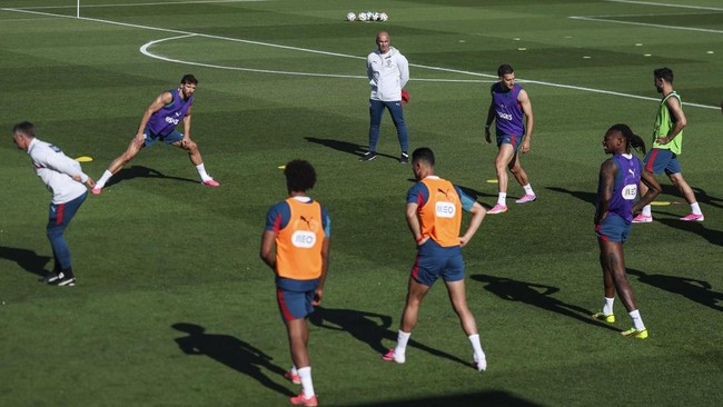 Portugal's Spanish coach Roberto Martinez (C) leads a training session ahead of the FIFA World Cup 2026 at Cidade do Futebol in Oeiras on June 1, 2026. (Photo by PATRICIA DE MELO MOREIRA / AFP)