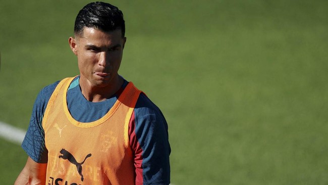 Soccer Football - FIFA World Cup 2026 - Portugal Training - Cidade do Futebol, Oeiras, Portugal - June 1, 2026
Portugal's Cristiano Ronaldo and coach Roberto Martinez during training REUTERS/Pedro Nunes