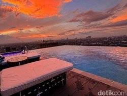 Sensasi Beach Club Ala Bali Hadir di Rooftop Hotel Surabaya