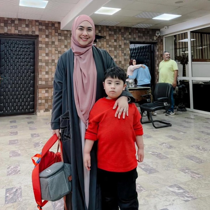 <p>Sejak lahir, Sulaiman diketahui mengalami kelainan genetik yang sangat langka, Bunda. Ia didiagnosis<em> Prader Willi Syndrome</em> (PWS), yaitu kondisi yang membuatnya tidak langsung menangis saat lahir. Baru-baru ini, Oki membagikan cerita mengenai perkembangan putranya melalui Instagram pribadinya. (Foto: Instagram @okisetianadewi)</p>