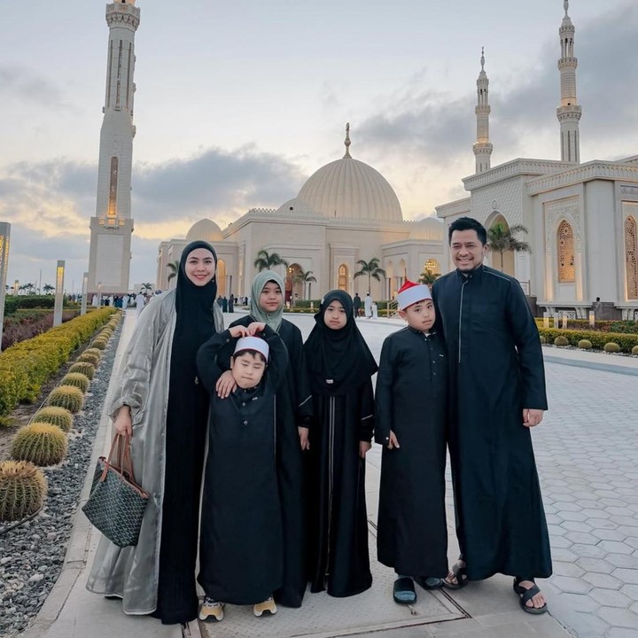 <p>Artis Oki Setiana Dewi memiliki empat orang anak dari pernikahannya dengan Ory Vitrio. Salah satu yang mencuri perhatian netizen adalah si bungsu yang bernama Sulaiman Ali Abdullah. Lahir pada 16 November 2020, Sulaiman kini telah berusia lima tahun, Bunda. (Foto: Instagram @okisetianadewi)</p>