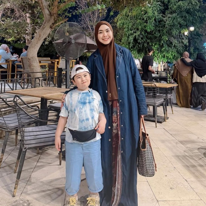 <p>Oki bercerita bahwa membesarkan anak berkebutuhan khusus bukanlah hal yang mudah. Ia mengatakan bahwa Sulaiman selama ini harus menjaga makanan yang dikonsumsi hingga rutin berkunjung ke dokter. "Tak terasa Sulaiman tahun ini sudah berumur 6 tahun. Perjalanan bersamanya penuh dengan &lsquo;keseruan&rsquo;. Anak dengan <em>Prader Wili Syndrom</em> terlihat menggemaskan karena badan yang gemuk. Namun di balik itu, ada makanan yang dijaga, suntikan setiap hari sejak dia <em>baby</em>, rutin berkunjung ke beberapa dokter agar jangan sampai obesitas," ungkap Oki. (Foto: Instagram @okisetianadewi)</p>