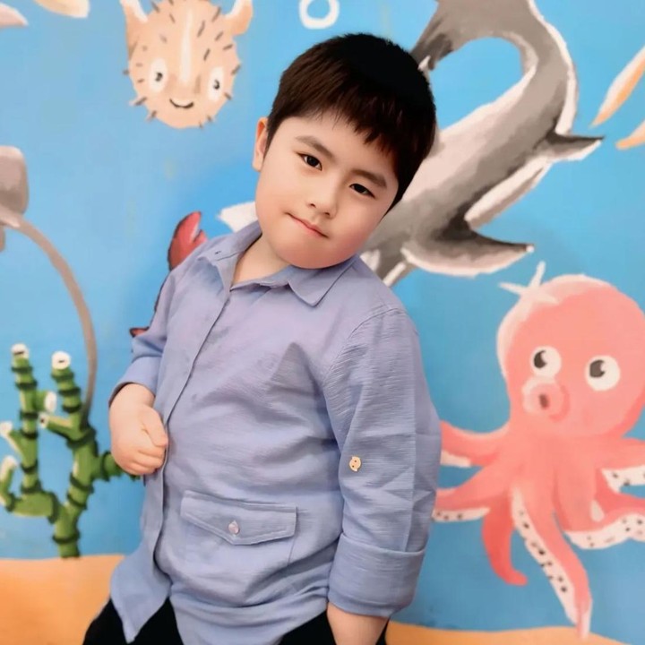 <p>Sejak beberapa bulan terakhir, Bunda empat ini sibuk mencari sekolah yang sesuai untuk sang anak. Ia mencari sekolah yang aman dan mampu mendukung kondisi <em>speech delay</em> yang dialami Sulaiman. "Sudah sejak beberapa bulan ini, Umma sibuk mencari sekolah yang sesuai untuk Sulaiman. Mana sekolah yang aman untuknya, sekolah yang bisa membantunya yang masih tergolong <em>speech delay,</em> sekolah yang dia bisa bertumbuh dengan baik sesuai dengan kemampuannya," kata Oki. (Foto: Instagram @sulaimanaliabdullah)</p>