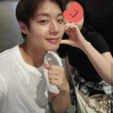 Park Ji Hoon Jadi Sorotan Usai Dianggap Pose Terlalu Intim Saat Foto dengan Penggemar