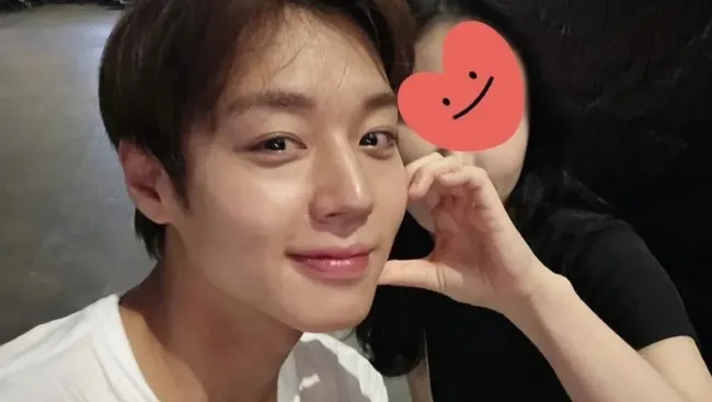 Park Ji Hoon Jadi Sorotan Usai Dianggap Pose Terlalu Intim Saat Foto dengan Penggemar