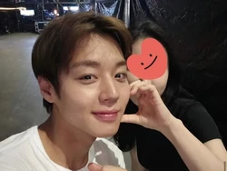 Park Ji Hoon Jadi Sorotan Usai Dianggap Pose Terlalu Intim Saat Foto dengan Penggemar
