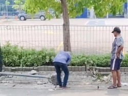Kebacut! Tiang Rambu Lalin di Depan Satpas Colombo Surabaya Dicuri