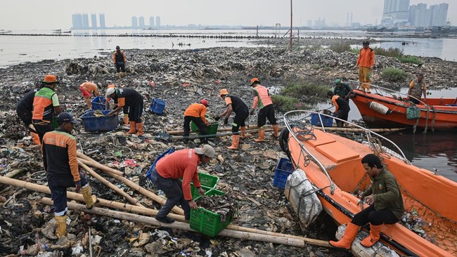 Fenomena 'Pulau Sampah' di Pesisir Jakarta