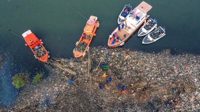 Fenomena 'Pulau Sampah' di Pesisir Jakarta