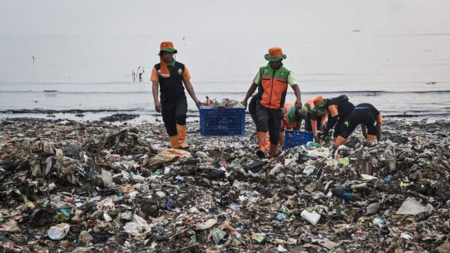 Fenomena 'Pulau Sampah' di Pesisir Jakarta