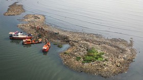 Fenomena 'Pulau Sampah' di Pesisir Jakarta