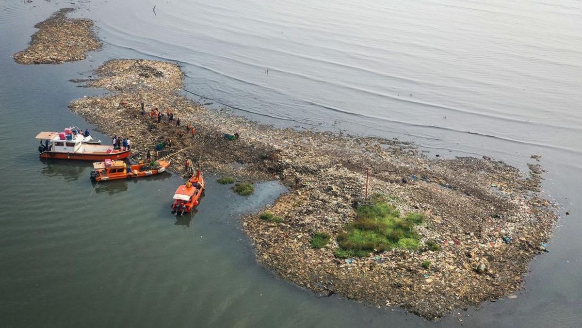 FOTO: Fenomena 'Pulau Sampah' di Pesisir Jakarta, Alarm Warga Ibu Kota