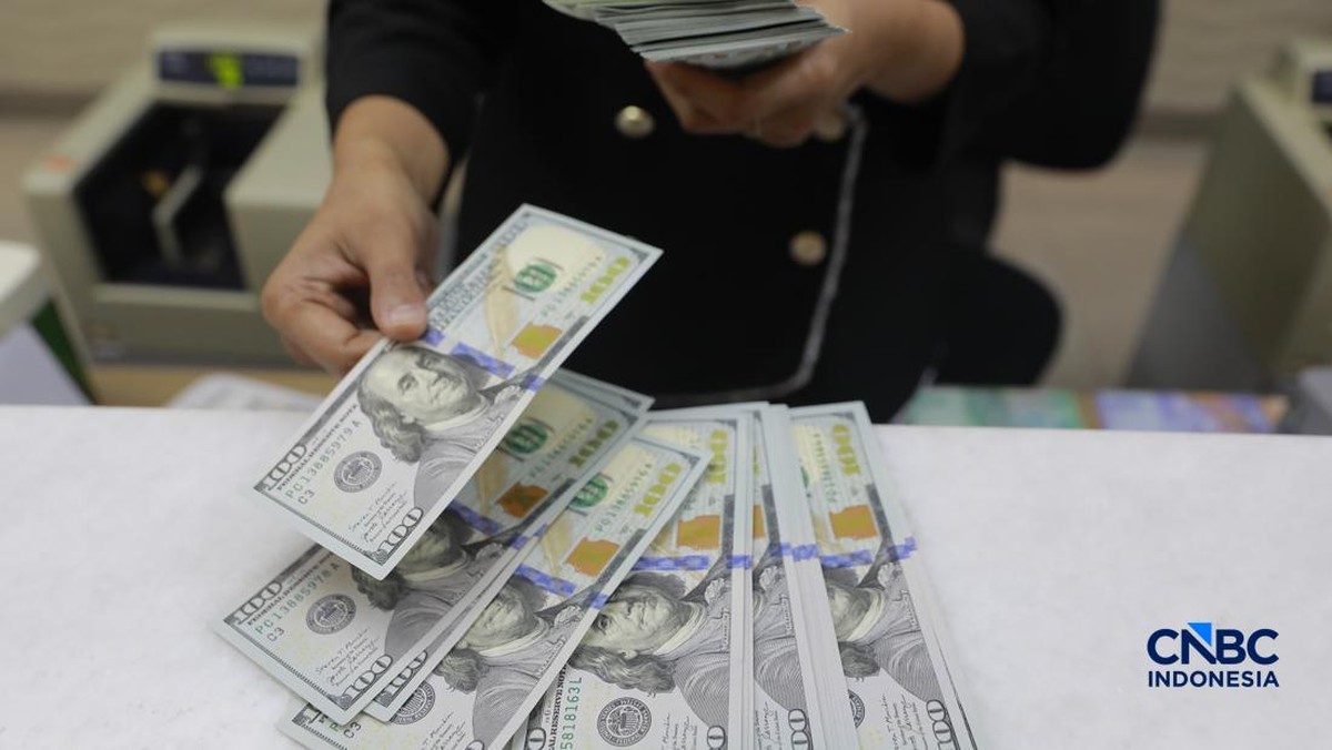 Ekonom Asing Ramal Dolar AS Bisa Tembus Rp18.600