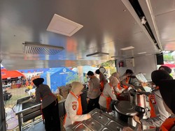 Polwan Polda Metro Bagikan Makanan Siap Saji ke Korban Kebakaran Kemayoran