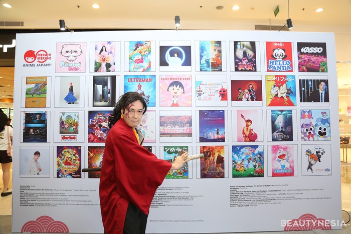 Gaya cosplayer ini mengikuti karakter&nbsp;Yoriichi Tsugikuni dari serial&nbsp;Demon Slayer: Kimetsu no Yaiba. Karakter&nbsp;pemburu iblis legendaris pencipta Teknik Pernapasan Matahari, lengkap dengan tanda lahir merah di dahi dan jubah merahnya.&nbsp;
