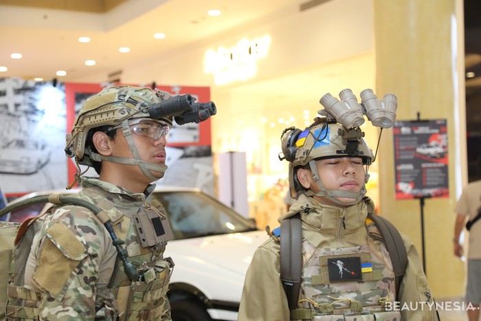 Dua cosplayer ini datang dengan kostum unik, yakni bertema militer. Keduanya lengkap menggunakan seragam, rompi antipeluru, serta helm yang dilengkapi dengan kacamata pengintai.