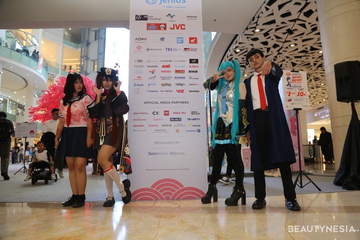 Kalau yang satu itu, bermacam-macam cosplayer bersatu. Mulai dari paling kiri adalah&nbsp;karakter siswi sekolah dengan efek darah/horor, kiri kedua&nbsp;Hu Tao dari game Genshin Impact, kanan dengan rambut biru menyala Hatsune Miku, serta Mash Burnedead dari anime Mashle: Magic and Muscles.