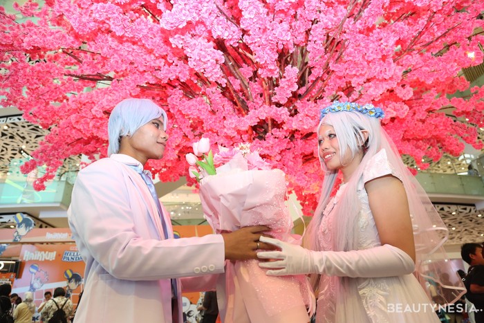 Cosplayer ini tampil cute, bergaya ala pengantin. Cosplayer perempuan dengan gaun pengantin modernnya, sementara prianya dengan setelan jas.