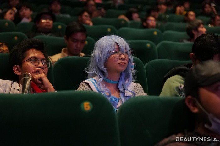 Selanjutnya, ada juga pengunjung yang datang dengan bergaya sailor, yakni tren mode klasik yang terinspirasi dari seragam angkatan laut. Ada berbagai keseruan yang dihadirkan&nbsp;MMAJ Jakarta 2026, salah satunya menonton film anime di bioskop.