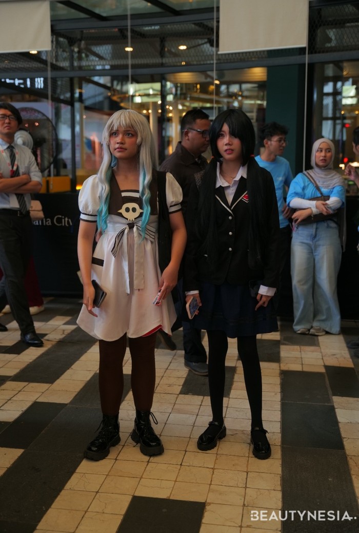 Cosplayer kiri, mengikuti gaya&nbsp;Yashiro Nene dari anime Jibaku Shounen Hanako-kun. Sementara itu, cosplayer kanan adalah seorang siswi berseragam&nbsp;sailor hitam ala siswi sekolah Jepang klasik atau karakter dari game horor/misteri.