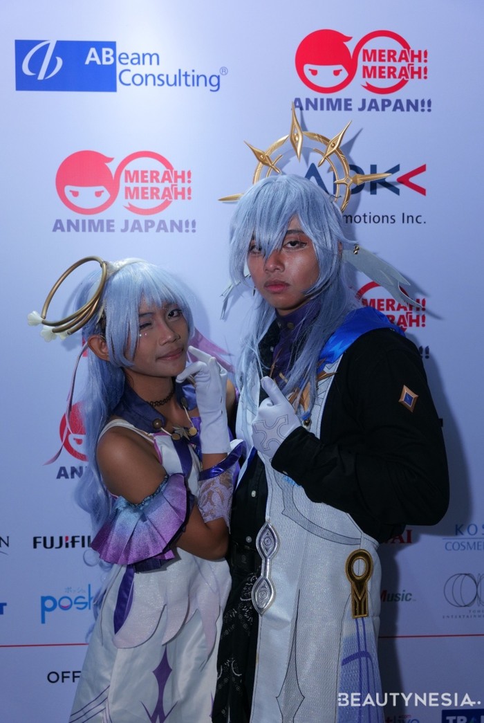 Cosplayer ini mengikuti gaya Robin dan Sunday, sepasang karakter kakak-beradik&nbsp;yang merupakan karakter fiktif yang populer dari&nbsp;game Honkai: Star Rail.