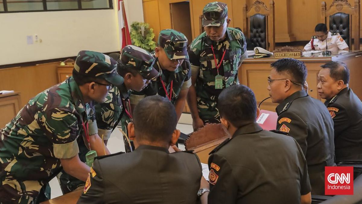 FOTO: 4 Tentara Penyiram Air Keras Andrie Yunus Dituntut 2,5 Tahun Bui