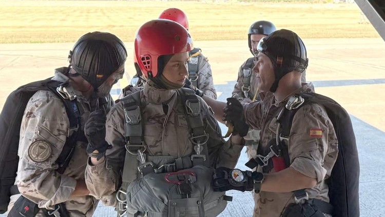Putri Leonor Cetak Sejarah Baru&comma; Jadi Anggota Kerajaan Spanyol Pertama yang Selesaikan Latihan Terjun Payung