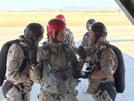 Putri Leonor Cetak Sejarah Baru, Jadi Anggota Kerajaan Spanyol Pertama yang Selesaikan Latihan Terjun Payung