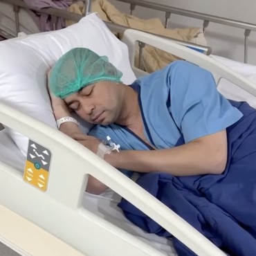 Kondisi Raffi Ahmad yang Terbaring Lemah & Pucat Usai Jalani Operasi Tengah Malam