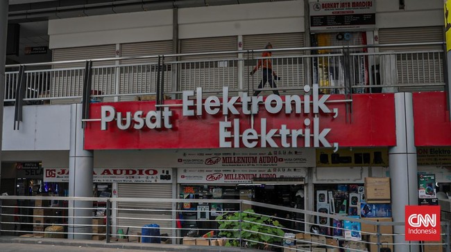 Pedagang membersihkan barang elektronik yang dijualnya di Harco Glodok, Jakarta Barat, Rabu (3/5/2026). (CNN Indonesia/Febria Adha L)