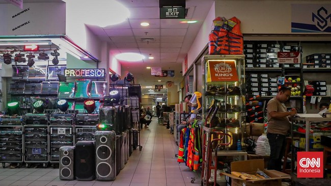Pedagang membersihkan barang elektronik yang dijualnya di Harco Glodok, Jakarta Barat, Rabu (3/5/2026). (CNN Indonesia/Febria Adha L)