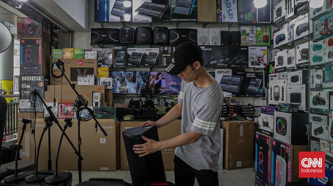 Pedagang membersihkan barang elektronik yang dijualnya di Harco Glodok, Jakarta Barat, Rabu (3/5/2026). (CNN Indonesia/Febria Adha L)