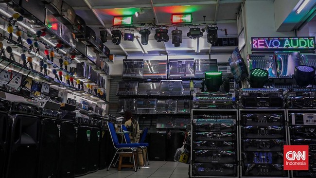 Pedagang membersihkan barang elektronik yang dijualnya di Harco Glodok, Jakarta Barat, Rabu (3/5/2026). (CNN Indonesia/Febria Adha L)