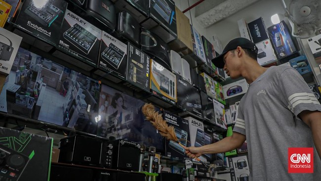 Pedagang membersihkan barang elektronik yang dijualnya di Harco Glodok, Jakarta Barat, Rabu (3/5/2026). (CNN Indonesia/Febria Adha L)
