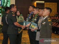 Seskab Teddy Raih Penghargaan Penulis Taskap Terbaik Seskoad 2026